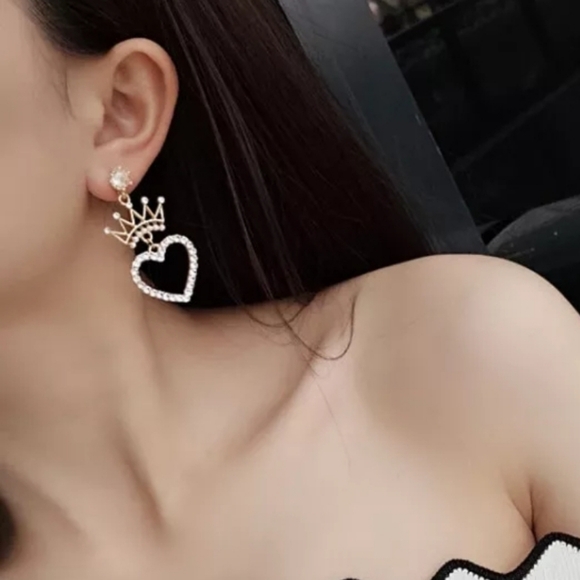 Betsey Johnson Gold crystal pearl crown heart earings with silver post - Picture 5 of 16